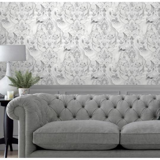 strieborna vtacia sivo-biela tapeta kvetinovy vzor dekoracia elegantna zamok vila salon kozmetika spalna obyvacia izba.jpg